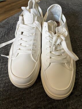 Women’s  MADDEN NYC Classic White Low-Top Sneakers